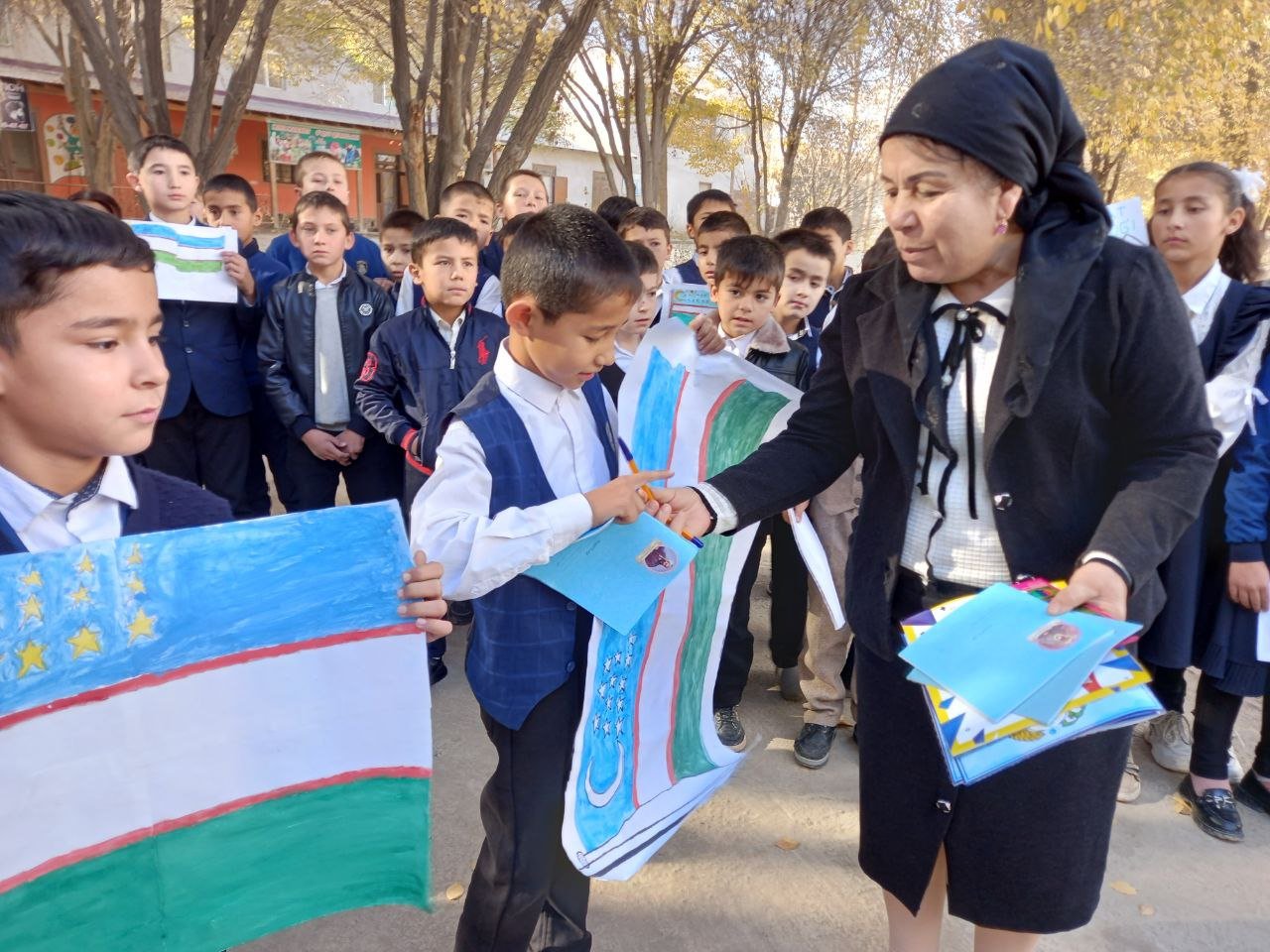 16-son umumiy oʻrta taʼlim maktabining "Muqaddasdir Vatan bayrogʻi" mavzusida chizilgan rasmlarni taqdirlashdan lavhalar